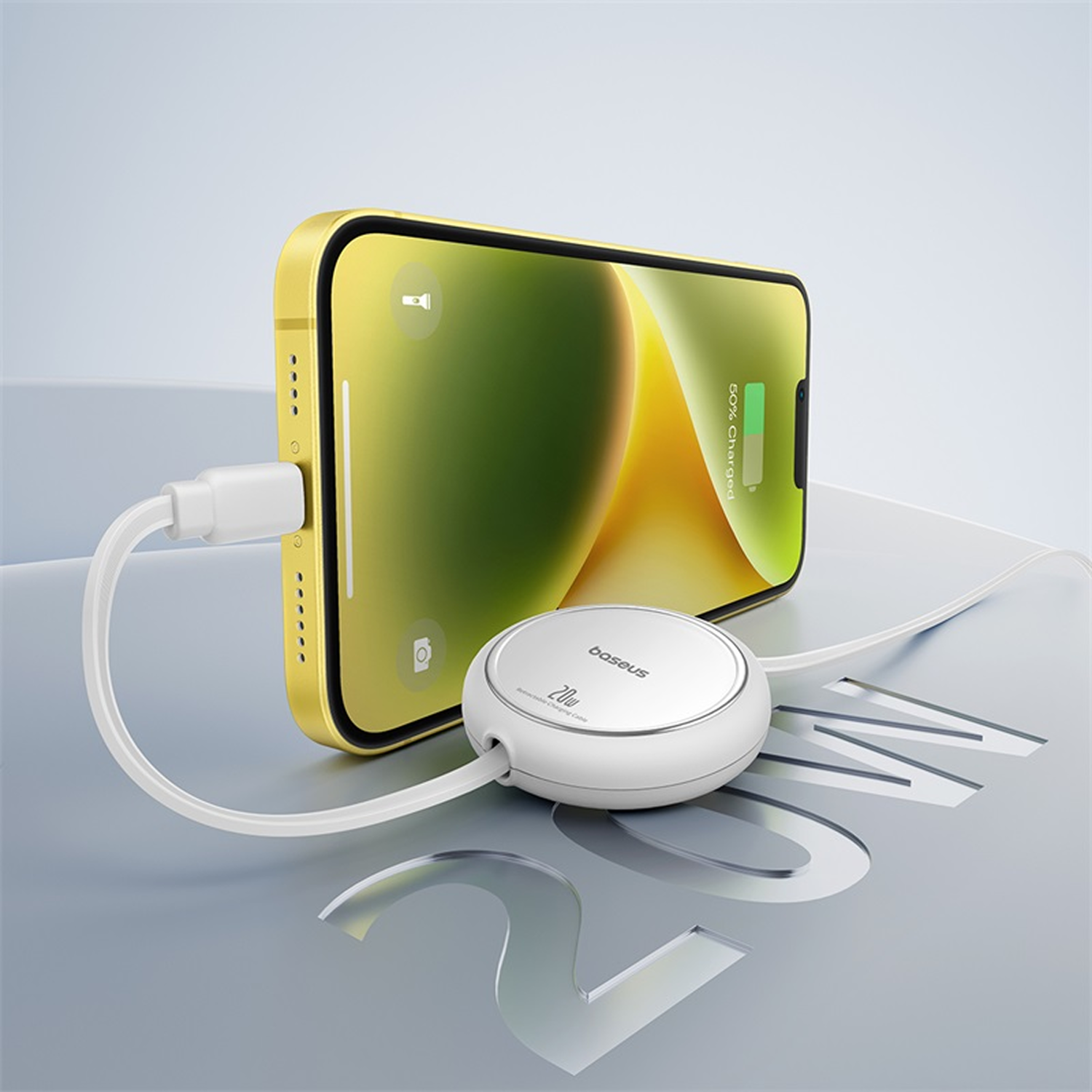 Un teléfono amarillo se está cargando sobre una superficie blanca. Un cargador blanco está conectado al teléfono y a un dispositivo de carga blanco.