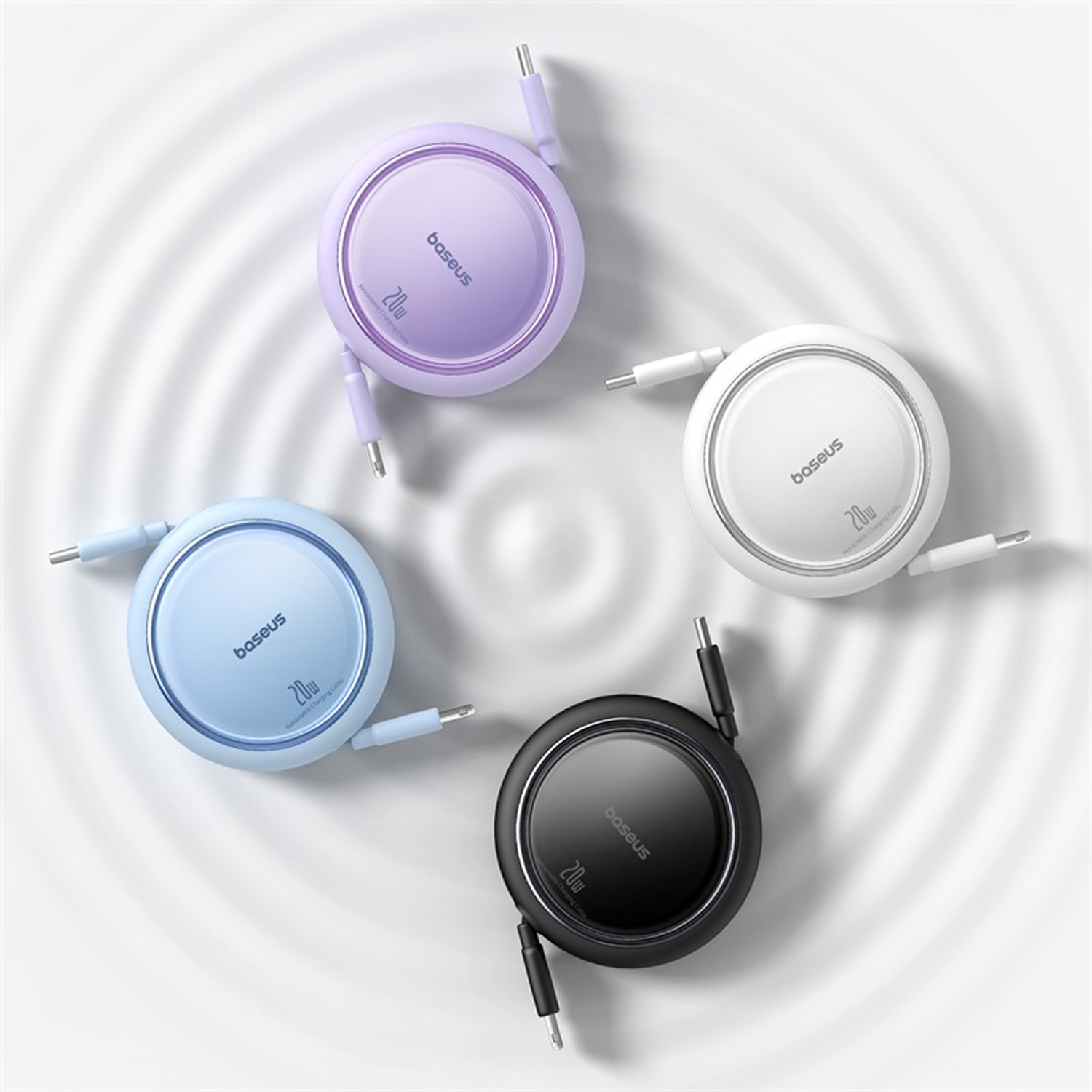 Cuatro cables de carga Baseus 20W en morado, blanco, azul y negro, dispuestos en círculo sobre fondo blanco con efecto ondulado.