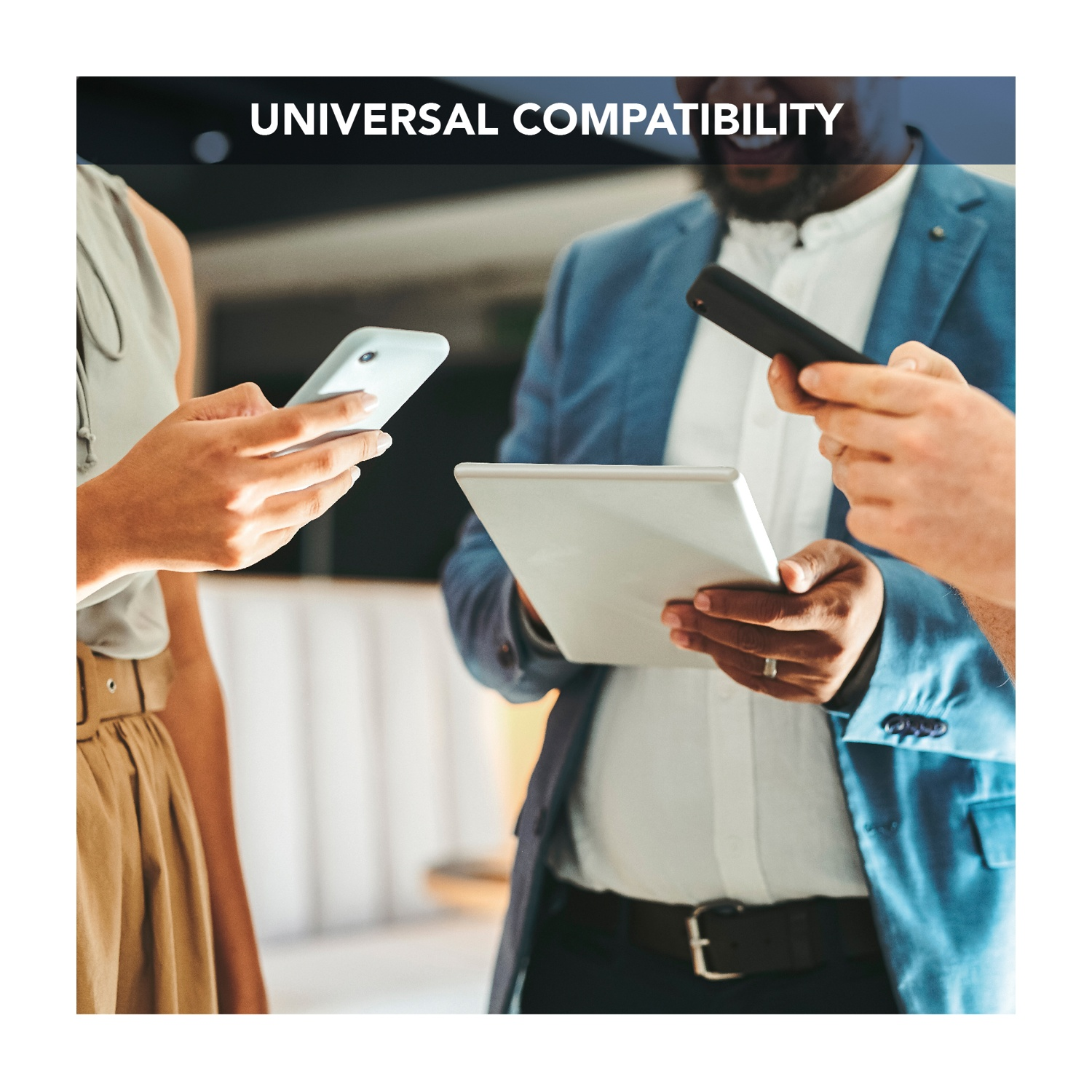 Persone che tengono telefoni e un tablet. Un uomo in giacca blu e una donna in beige che tengono telefoni. Compatibilità universale.