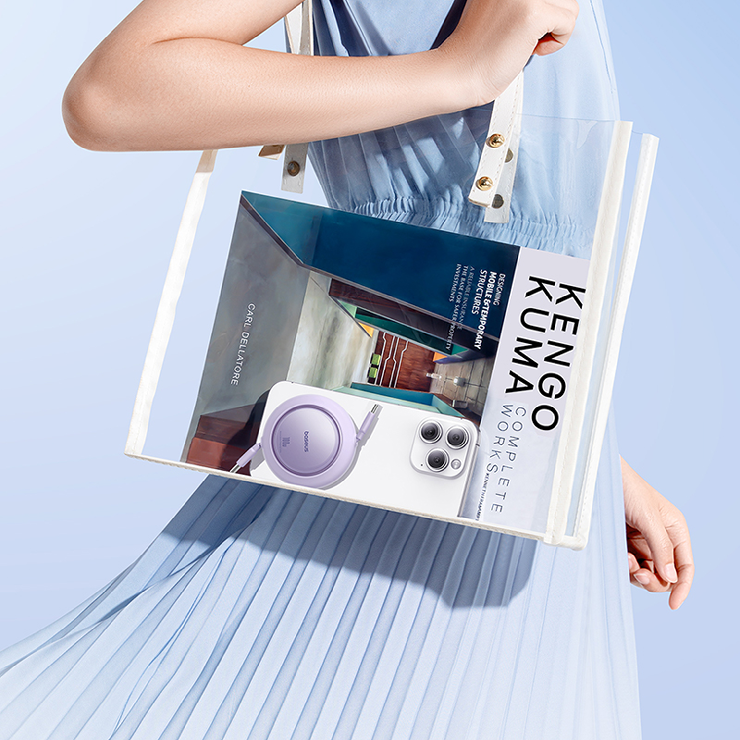 Una mujer sostiene una bolsa transparente con un libro, teléfono y cargador. La bolsa está contra un vestido azul. El fondo es azul claro.