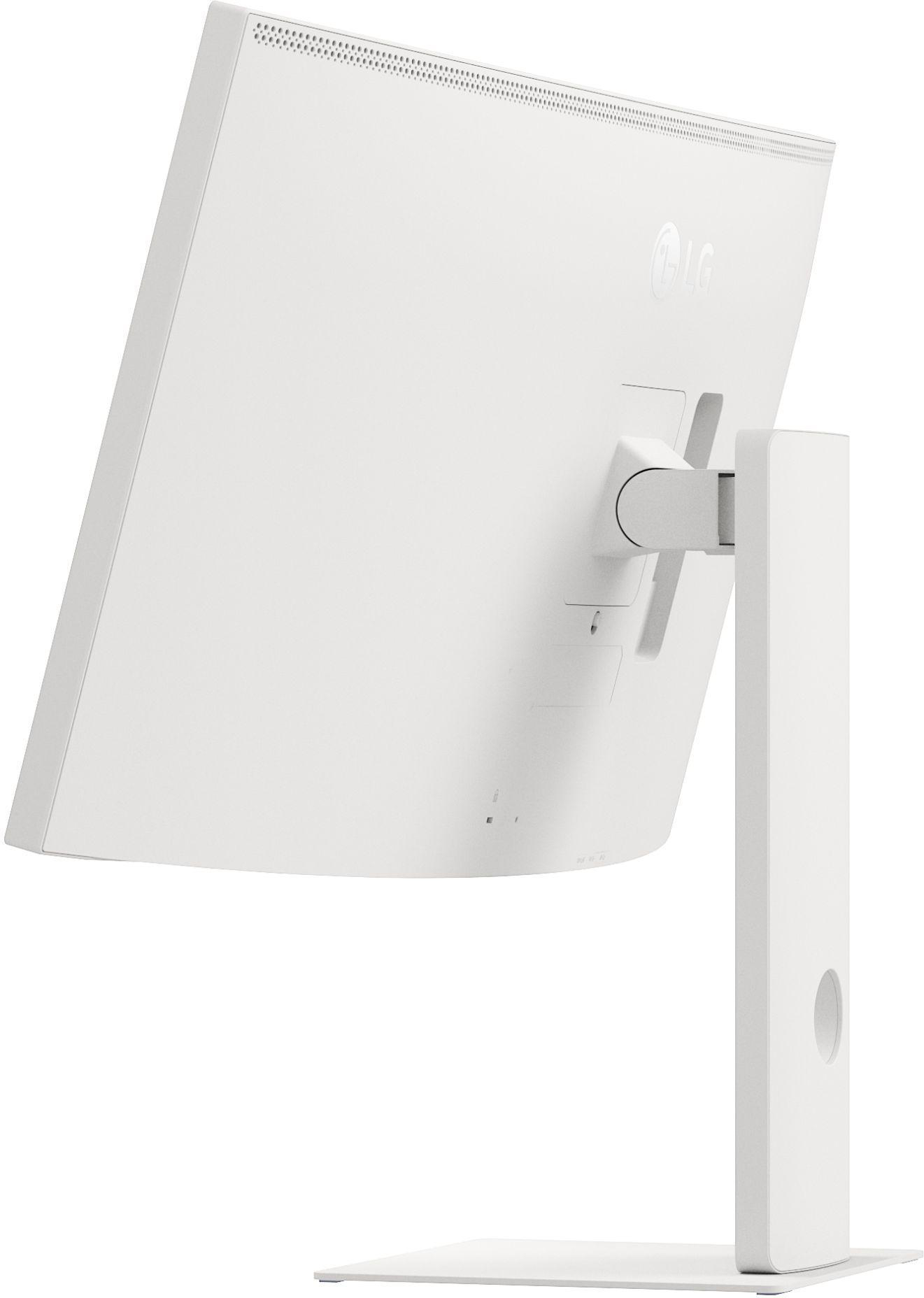 Ein weißer LG-Monitor, nach links geneigt, zeigt Details der Rückseite. Enthält Ständer und Einstellmechanismen. Das LG-Logo ist sichtbar.
