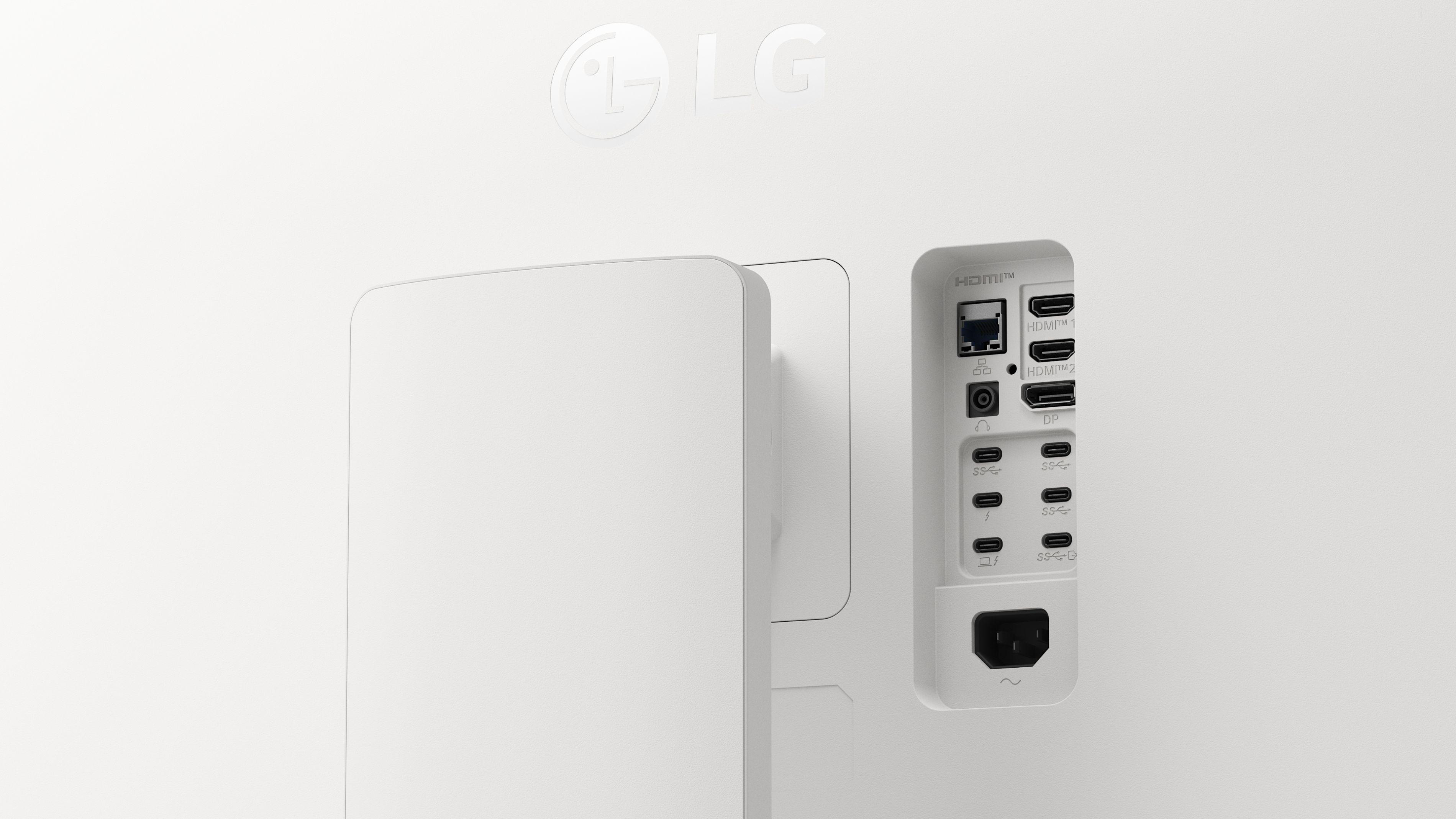 Rückseite des weißen Monitors mit Anschlüssen. HDMI, DP, USB-C und Strom. LG-Logo oben. Klares, minimalistisches Design.
