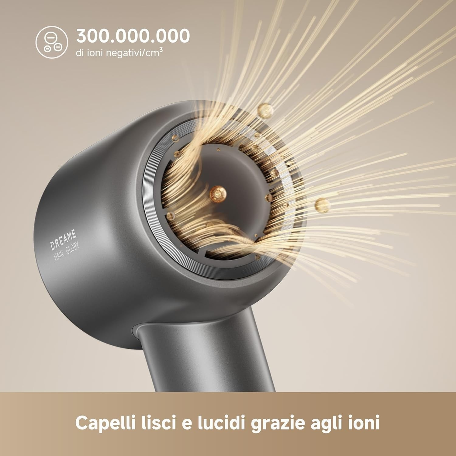 Un asciugacapelli grigio con effetti di luce dorata e testo: 'Capelli lisci e lucidi grazie agli ioni'. Sfondo beige.