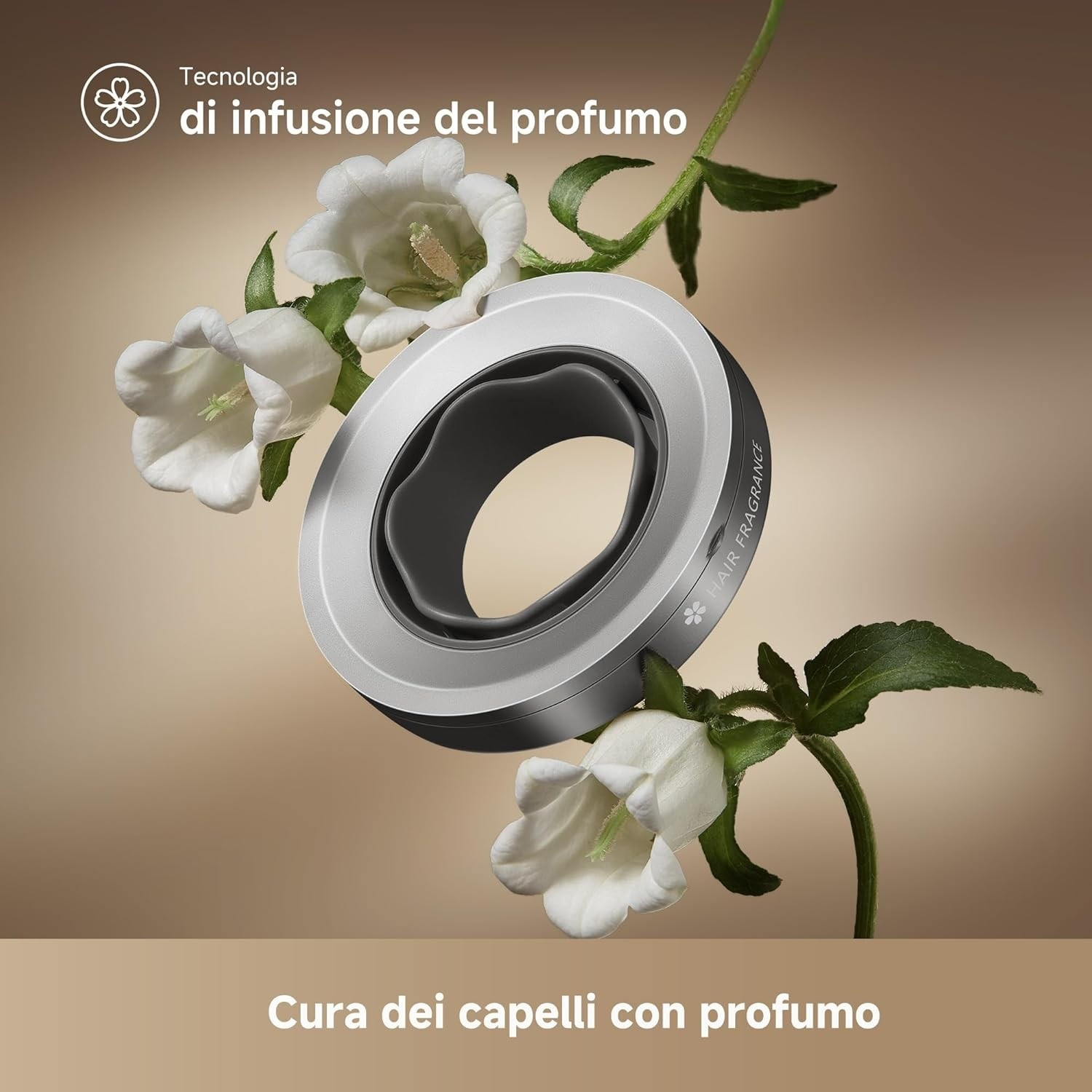 Un dispositivo per profumo per capelli argento e nero circondato da fiori bianchi con foglie verdi, su sfondo marrone.