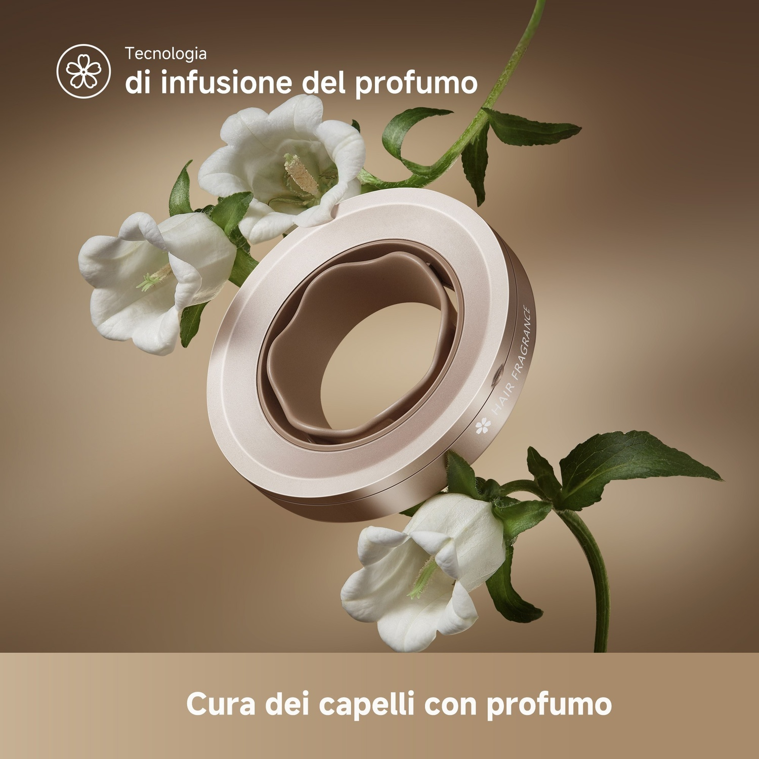 Un diffusore di profumo per capelli con fiori bianchi. Il dispositivo è beige, i fiori bianchi e lo sfondo è un marrone sfumato.