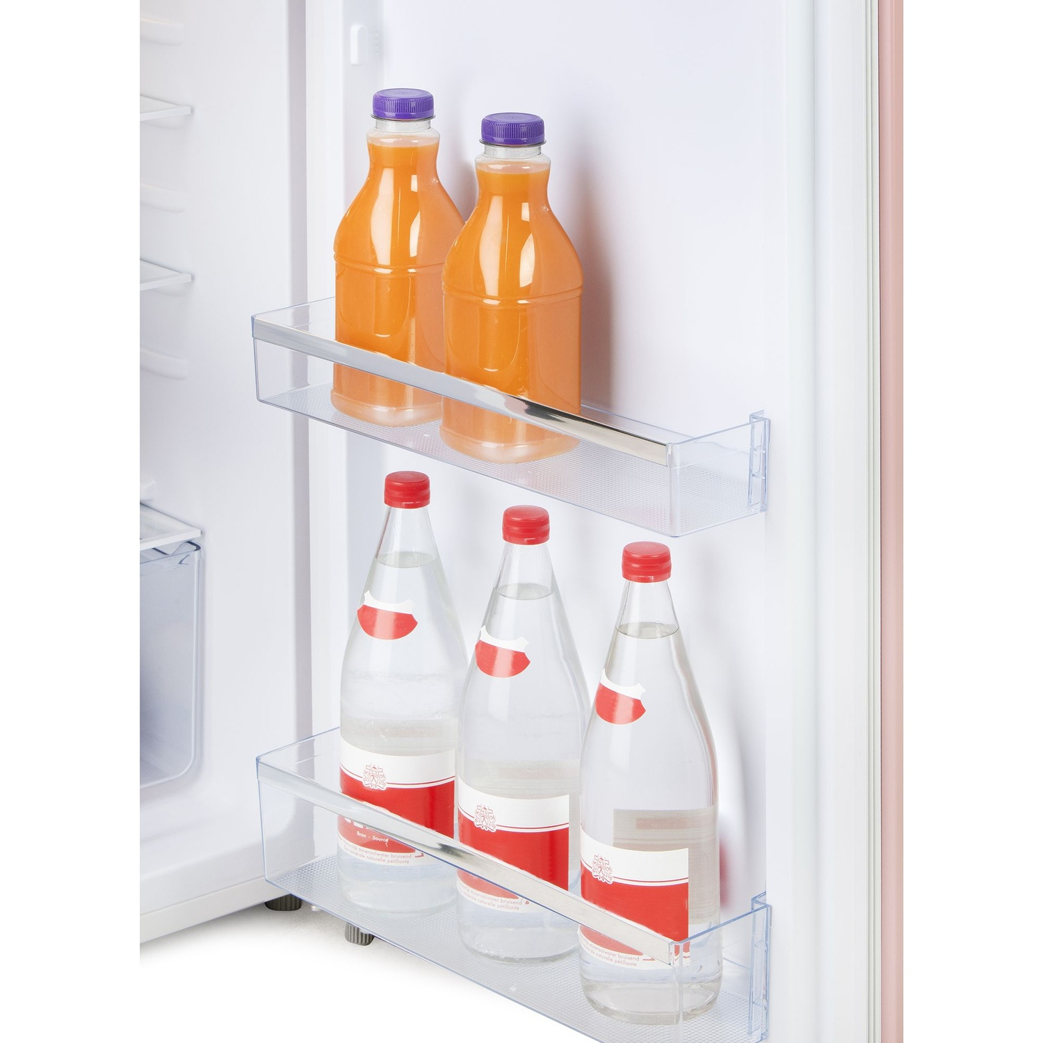 À l'intérieur d'un réfrigérateur, il y a des bouteilles de jus d'orange et des bouteilles d'eau. Le réfrigérateur est rose et blanc avec des étagères transparentes.