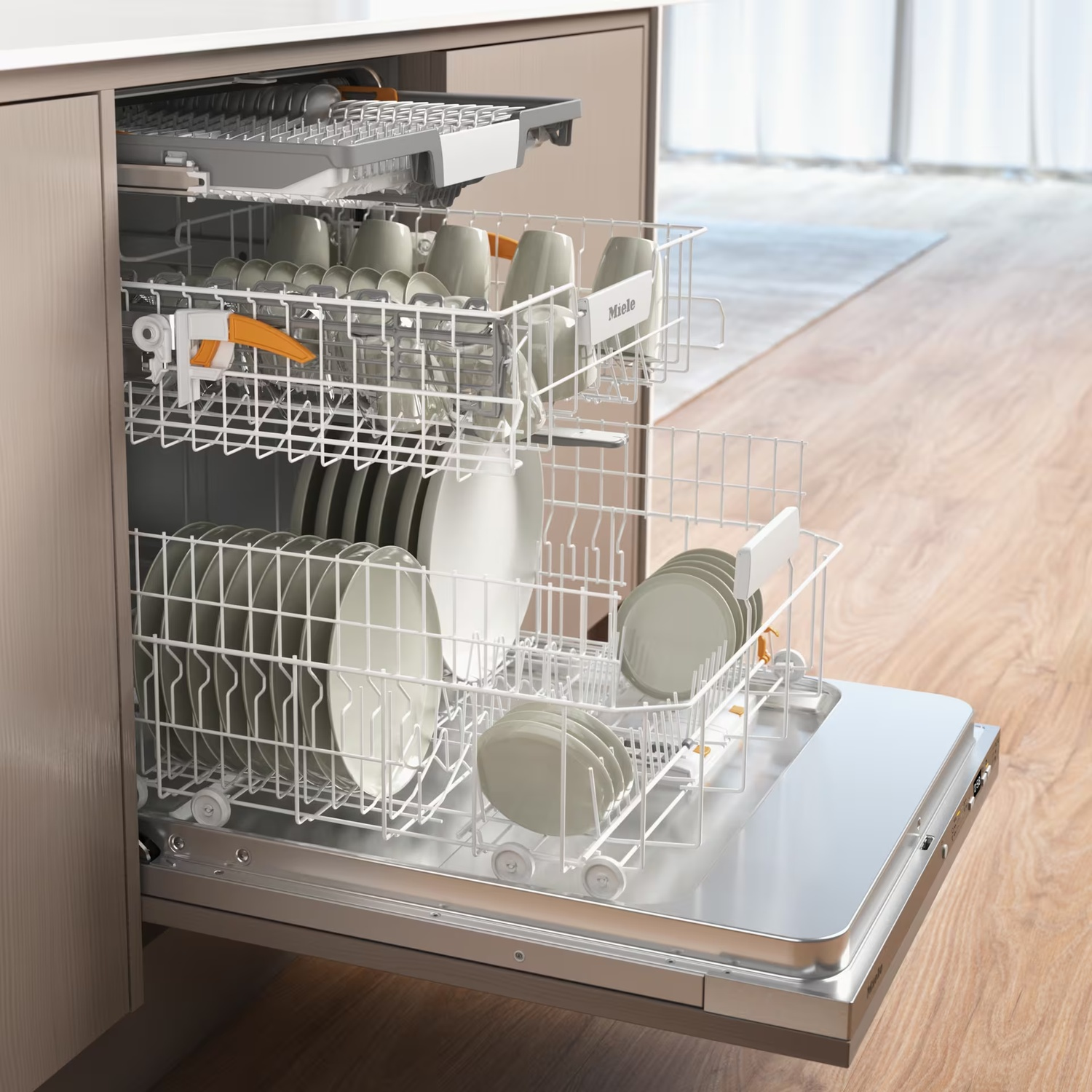 Lave-vaisselle ouvert avec de la vaisselle. Assiettes, tasses et ustensiles sont à l'intérieur. La machine est dans une cuisine avec un sol en bois.