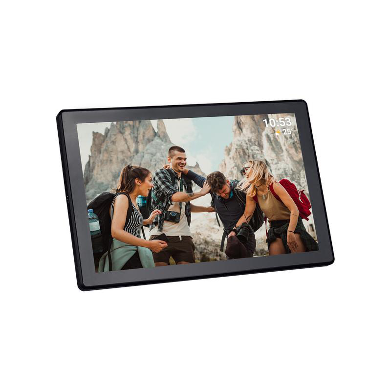 Tablet zeigt Foto von Freunden beim Wandern in den Bergen. Menschen lächeln und interagieren, tragen Rucksäcke. Zeit wird angezeigt.