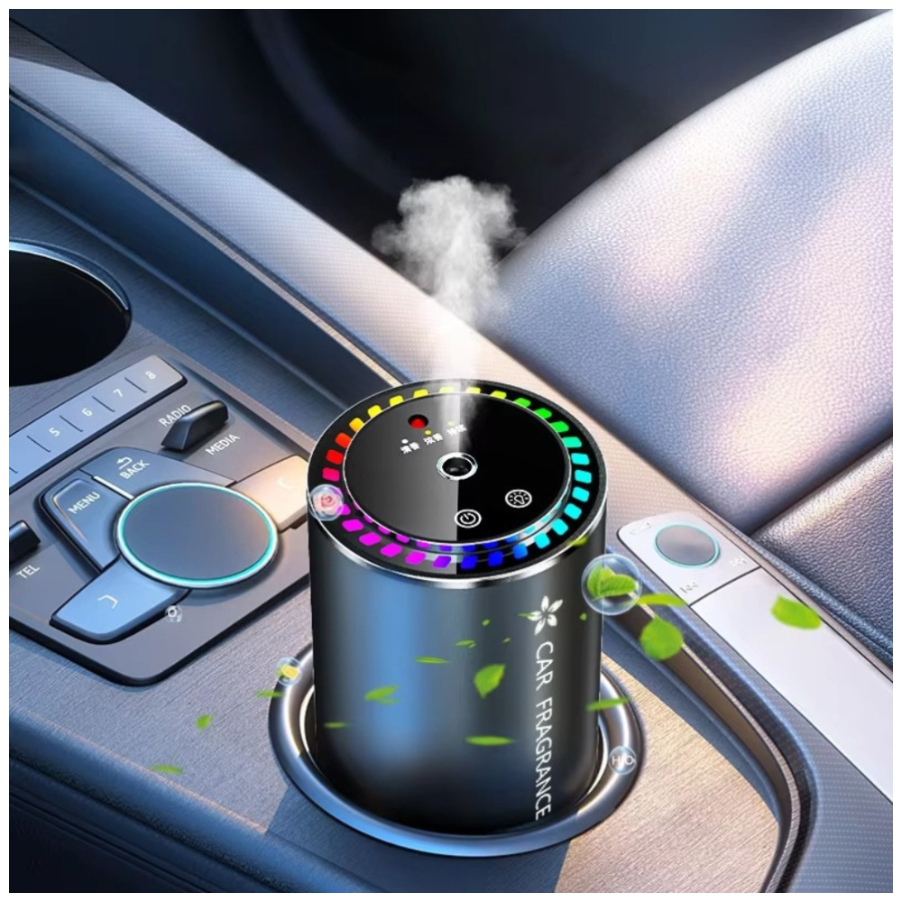 Odświeżacz powietrza do samochodu w uchwycie na kubek, emitujący parę. Ma kolorowy pierścień świetlny i napis "CAR FRAGRANCE". Widoczne wnętrze samochodu.