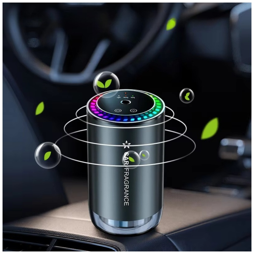 Odświeżacz powietrza do samochodu z kolorowym pierścieniem świetlnym. Bąbelki z liśćmi unoszą się wokół. Tło to wnętrze samochodu.