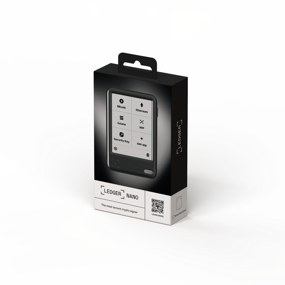 Eine Ledger Nano Krypto-Signierer-Box. Sie zeigt Bitcoin-, Ethereum-, Solana- und XRP-Symbole. Die Box ist schwarz mit einem Griff.