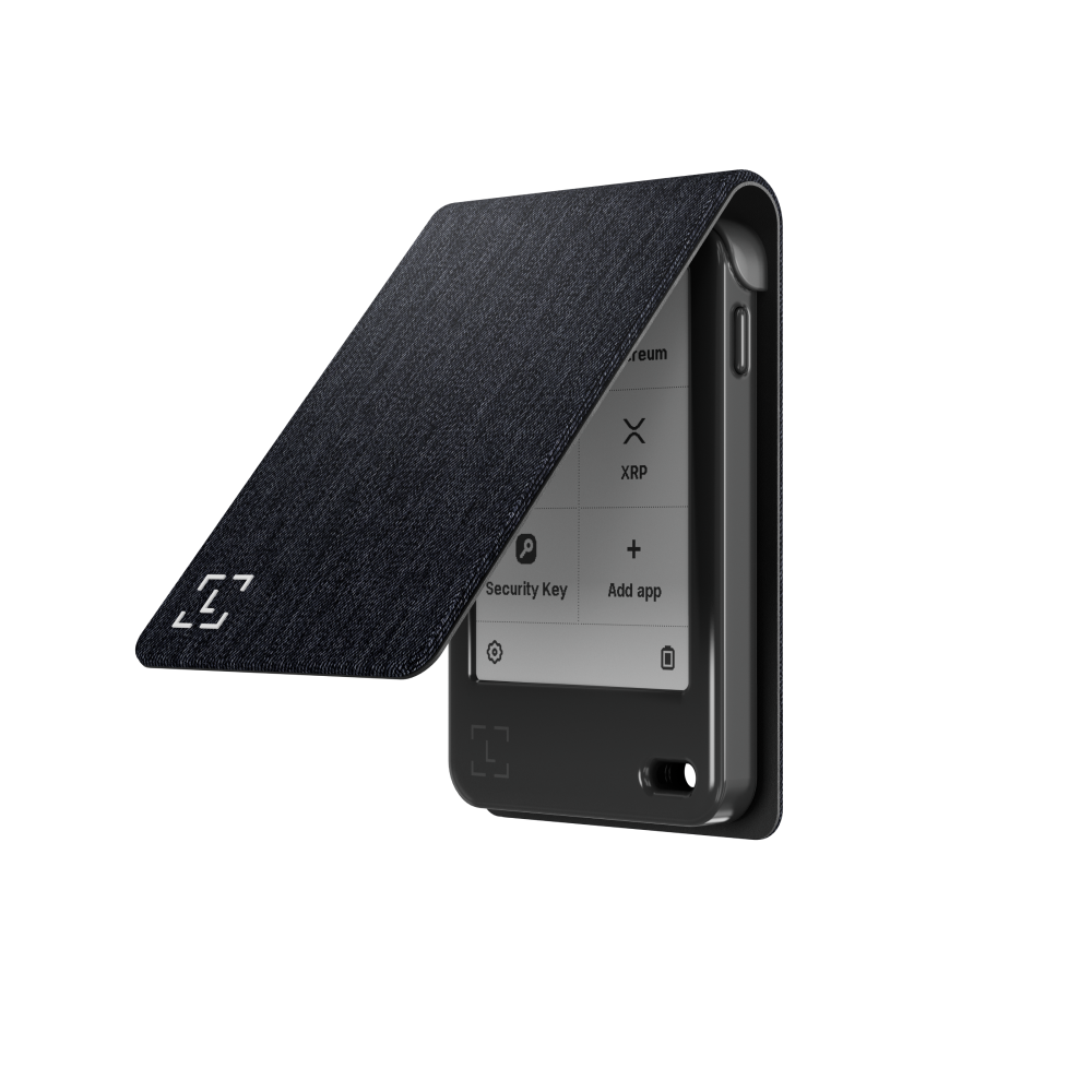 Ein schwarzes Ledger Nano S Plus Krypto-Hardware-Wallet mit schwarzer Hülle, teilweise geöffnet. Der Bildschirm zeigt App-Optionen an.