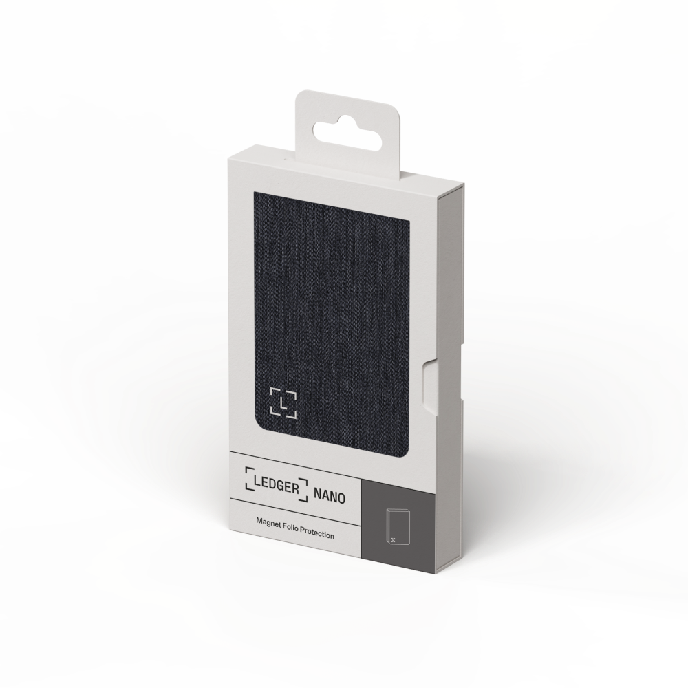 Eine weiße Ledger Nano-Box mit einer dunkelblauen Brieftasche. Text auf der Box: Ledger Nano, Magnet Folio Protection.