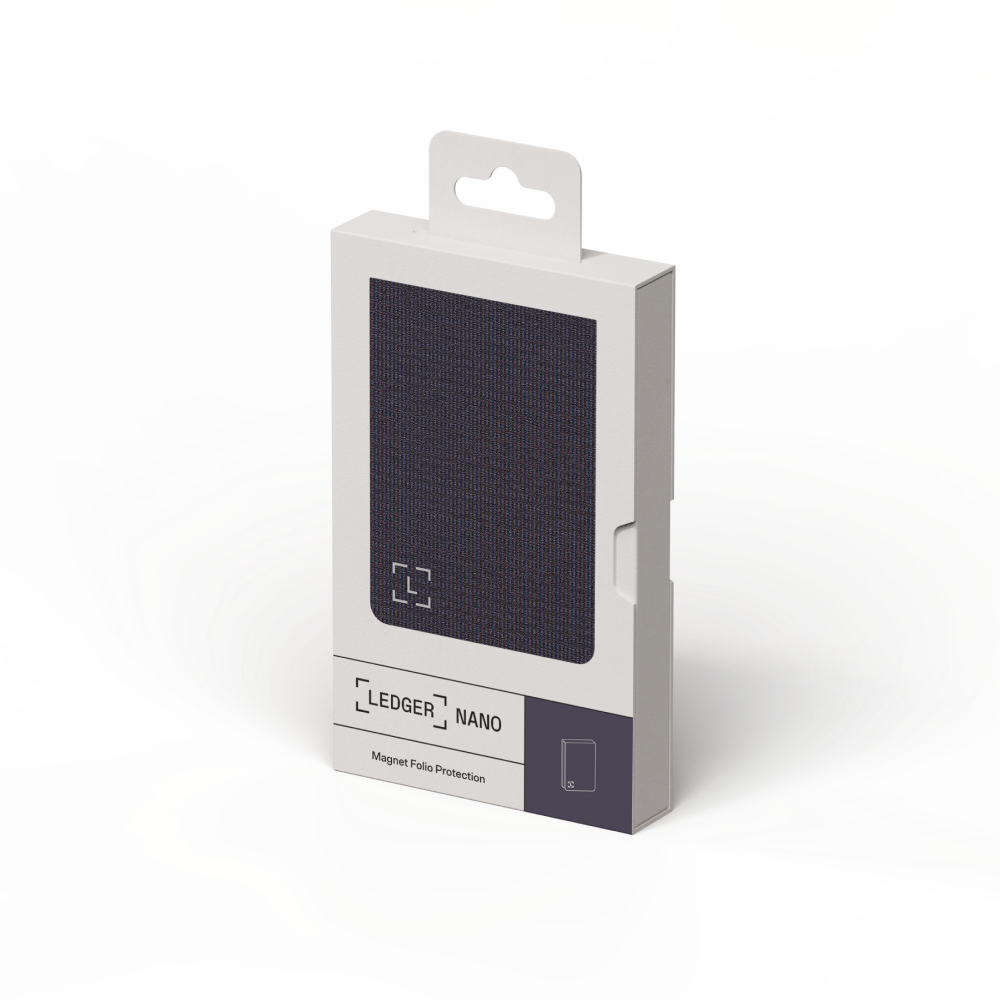 Eine Ledger Nano Box, weiß mit dunkelgrauer Vorderseite. Auf der Box steht 'Ledger Nano' und 'Magnet Folio Protection'.