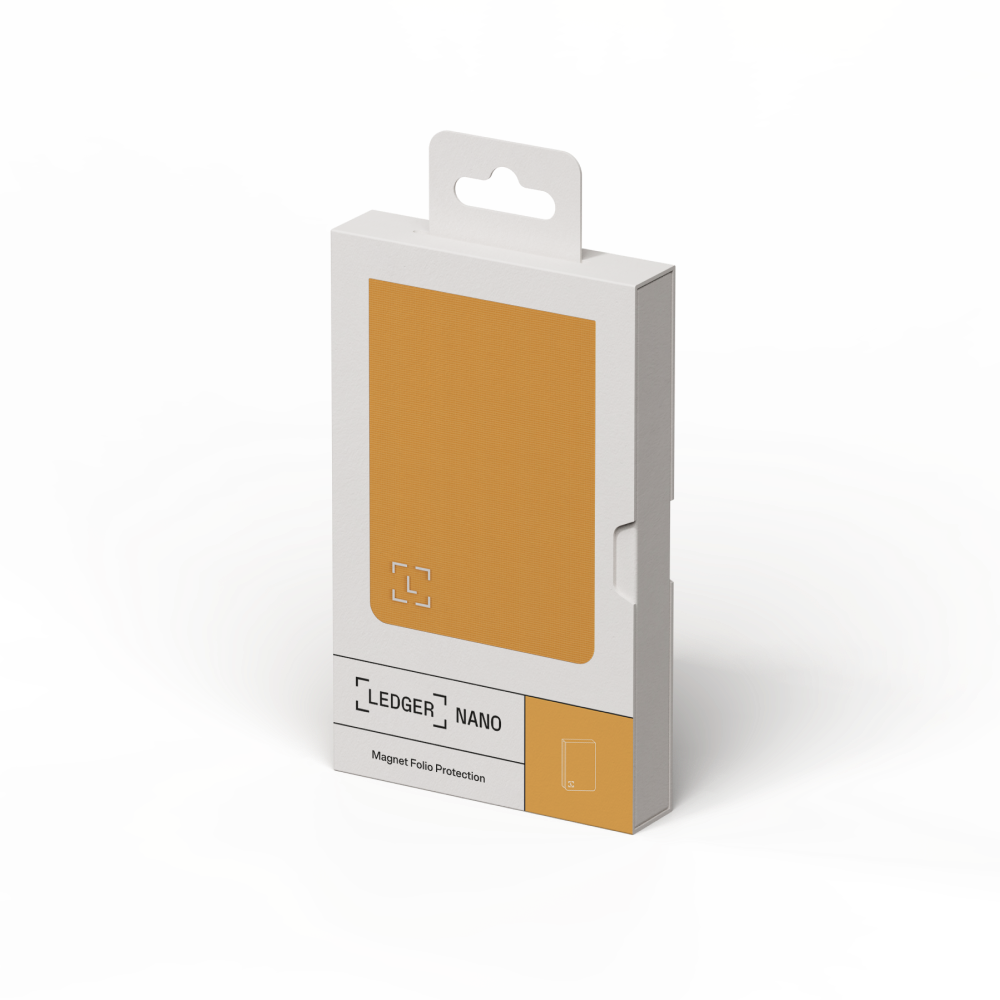 Eine weiße Ledger Nano Box mit einer orangefarbenen Frontplatte. Die Box hat das Ledger Nano Logo und die Produktbeschreibung. Der Hintergrund ist grau.