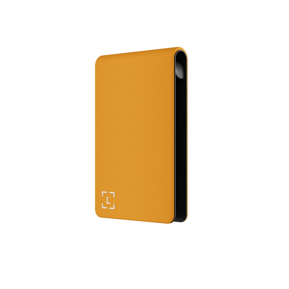 Ein orangefarbenes, rechteckiges Gerät mit strukturierter Oberfläche und schwarzem Rand auf schwarzem Hintergrund.
