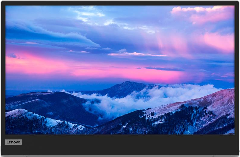 Lo schermo di un laptop mostra un paesaggio montano con cielo rosa e blu, nuvole e montagne innevate.