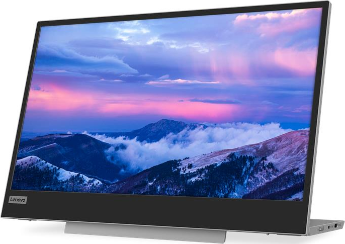 Monitor che mostra un paesaggio montano con nuvole al tramonto. Logo Lenovo in basso a sinistra. Supporto argentato.