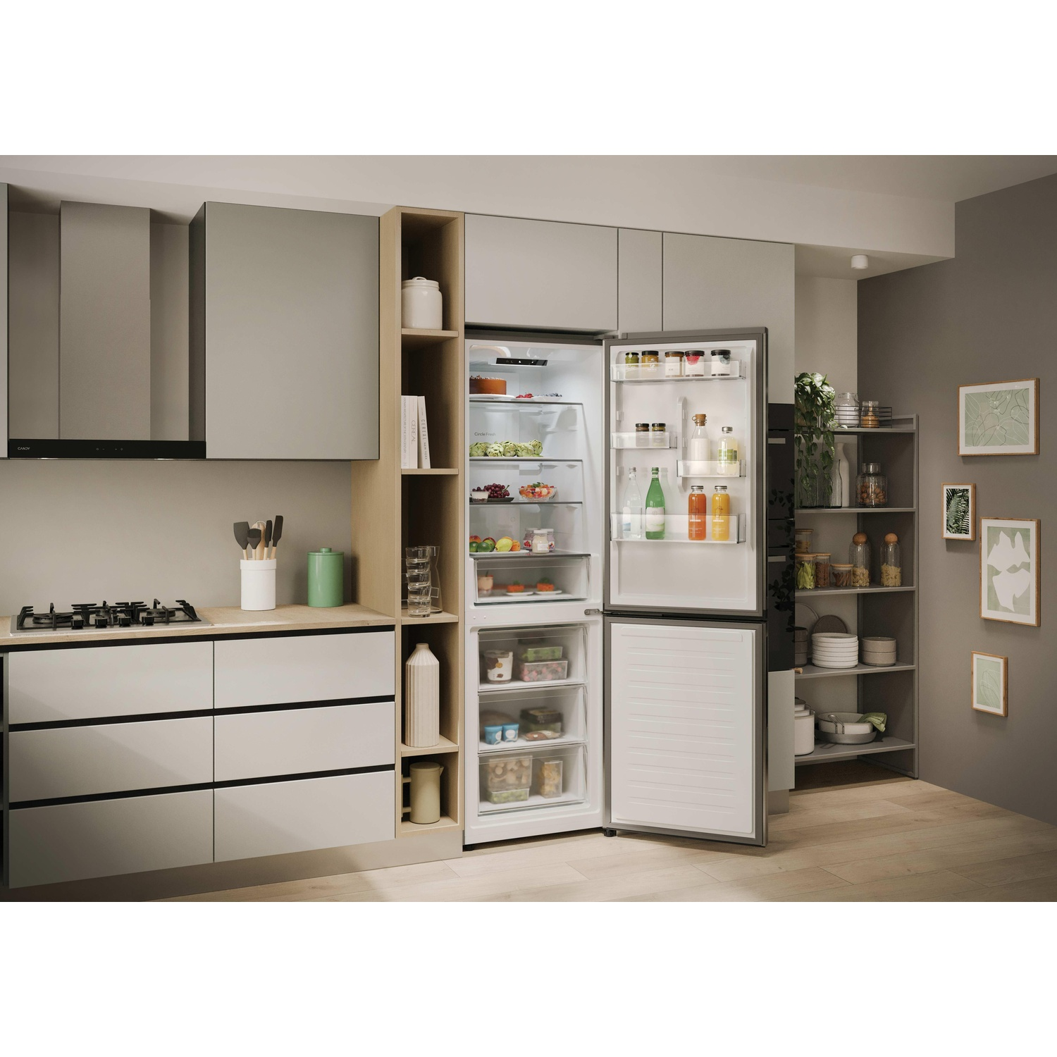 Frigorifero aperto in una cucina moderna. All'interno frutta, bevande e cibo. Visibili anche armadi, fornelli e scaffali.