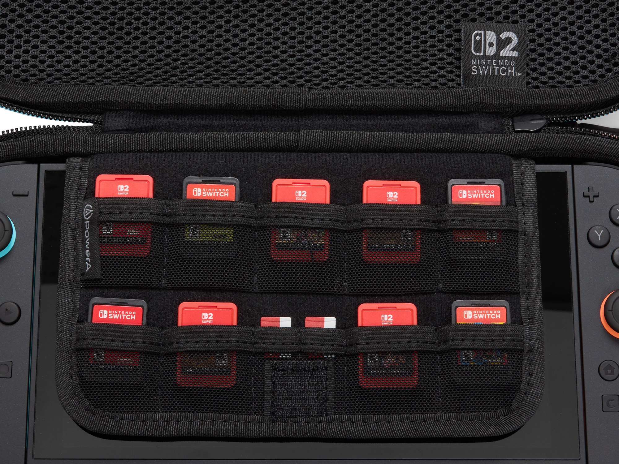 Nintendo Switch-Etui mit Spielkassetten. Schwarzes Etui mit Netztaschen. Nintendo Switch-Logo sichtbar.