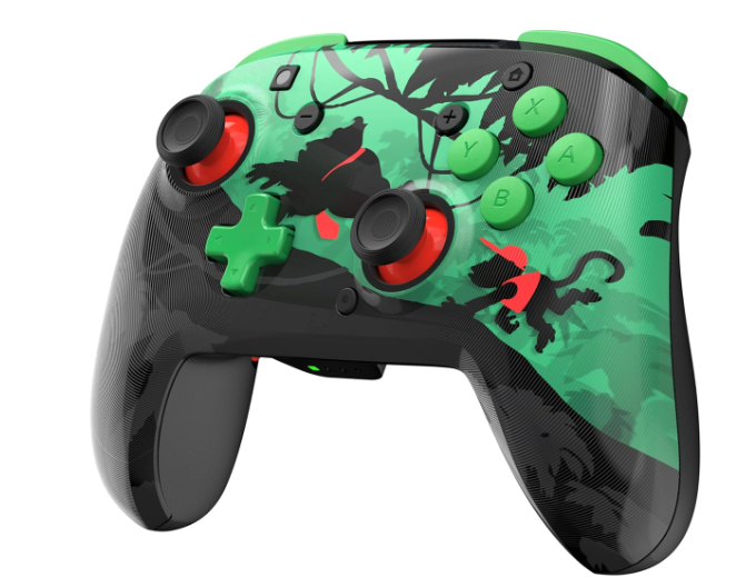 Ein Nintendo Switch Pro Controller mit Dschungel-Thema. Er hat schwarze Griffe, grüne Knöpfe und Bilder von Affen und Blättern.