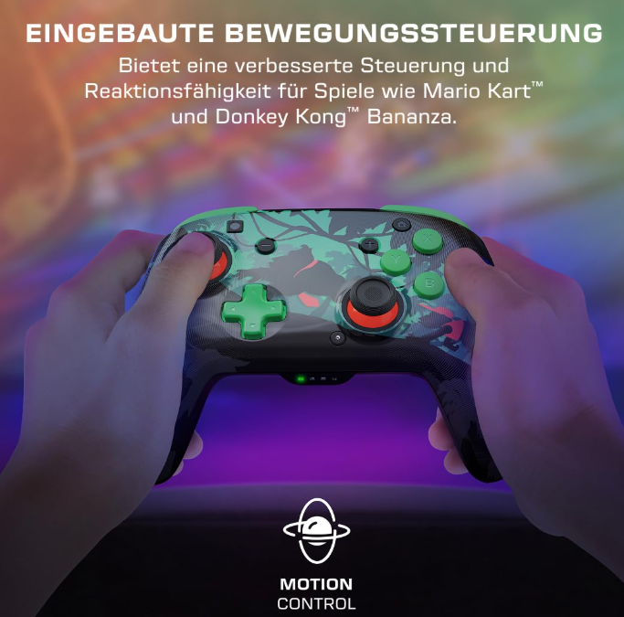 Hände halten einen farbenfrohen Gamecontroller. Grüne Knöpfe und Joysticks. Der Hintergrund ist verschwommen mit Lila und Orange.