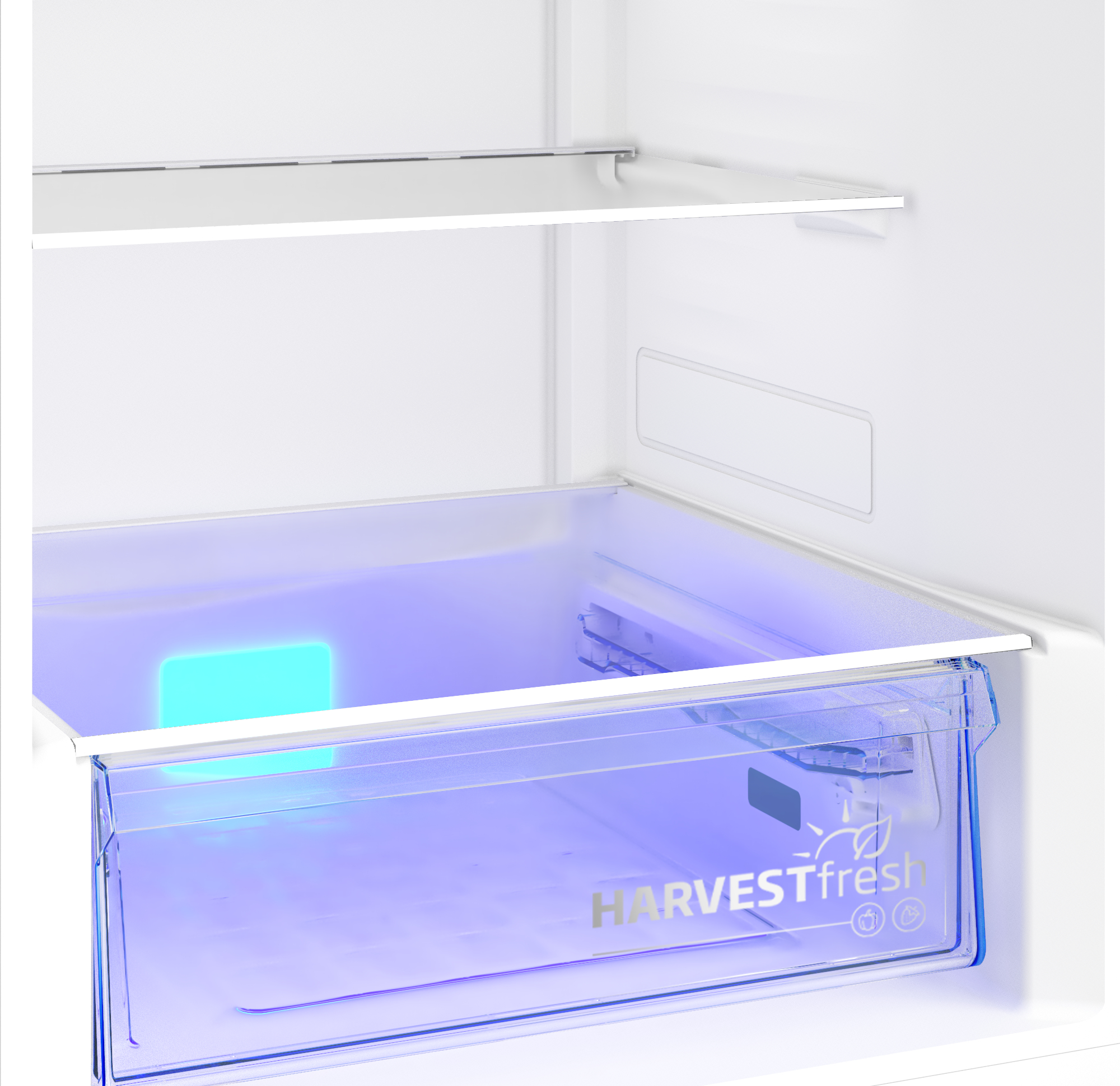 In einem Kühlschrank eine blau beleuchtete Gemüseschublade mit dem Logo 'HARVESTfresh'. Weiße Regale und Wände.
