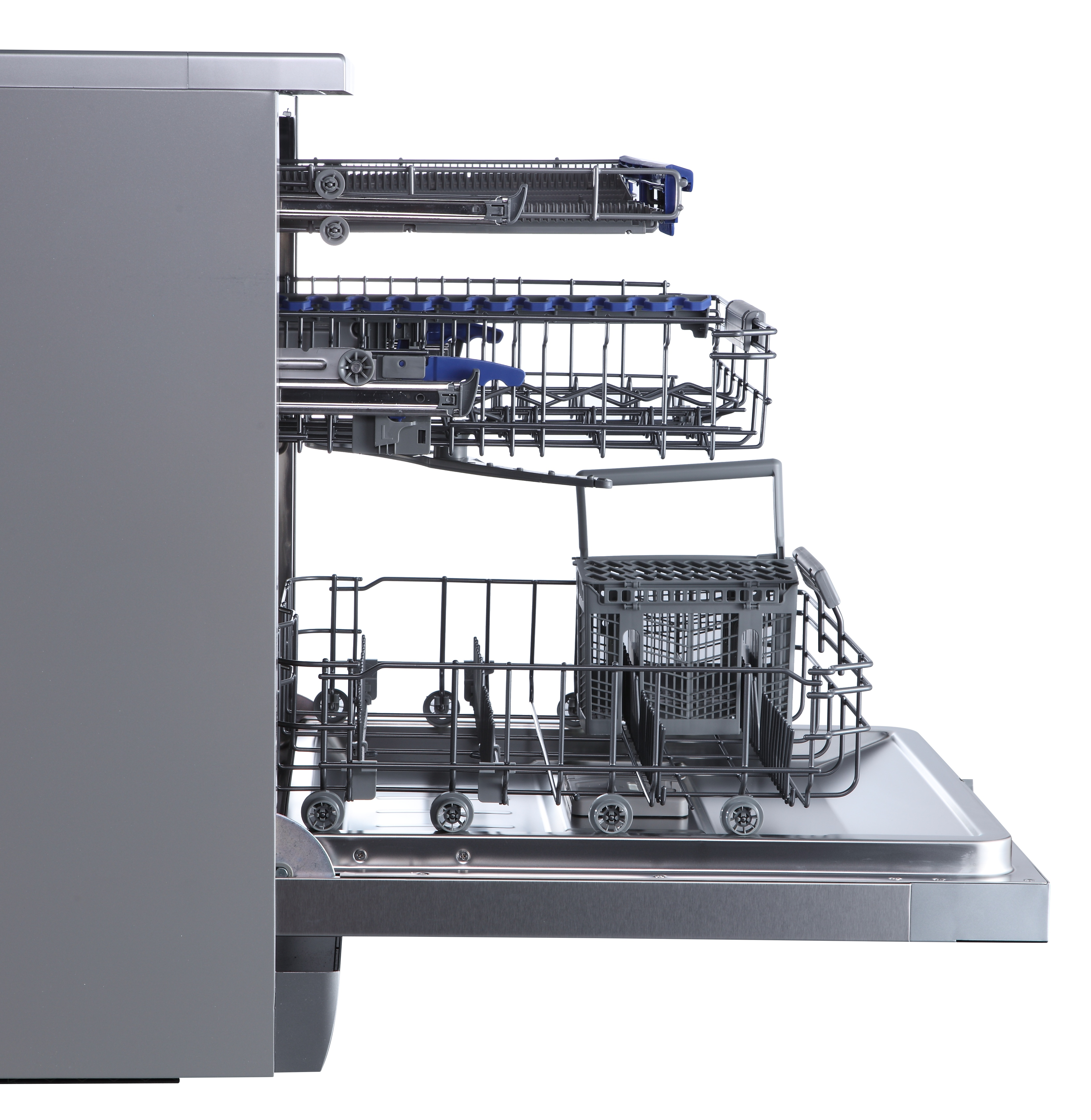 Otwarta zmywarka z koszami. Górny kosz jest niebieski. Dolny kosz ma koszyk na sztućce. Szary metal i białe tło.