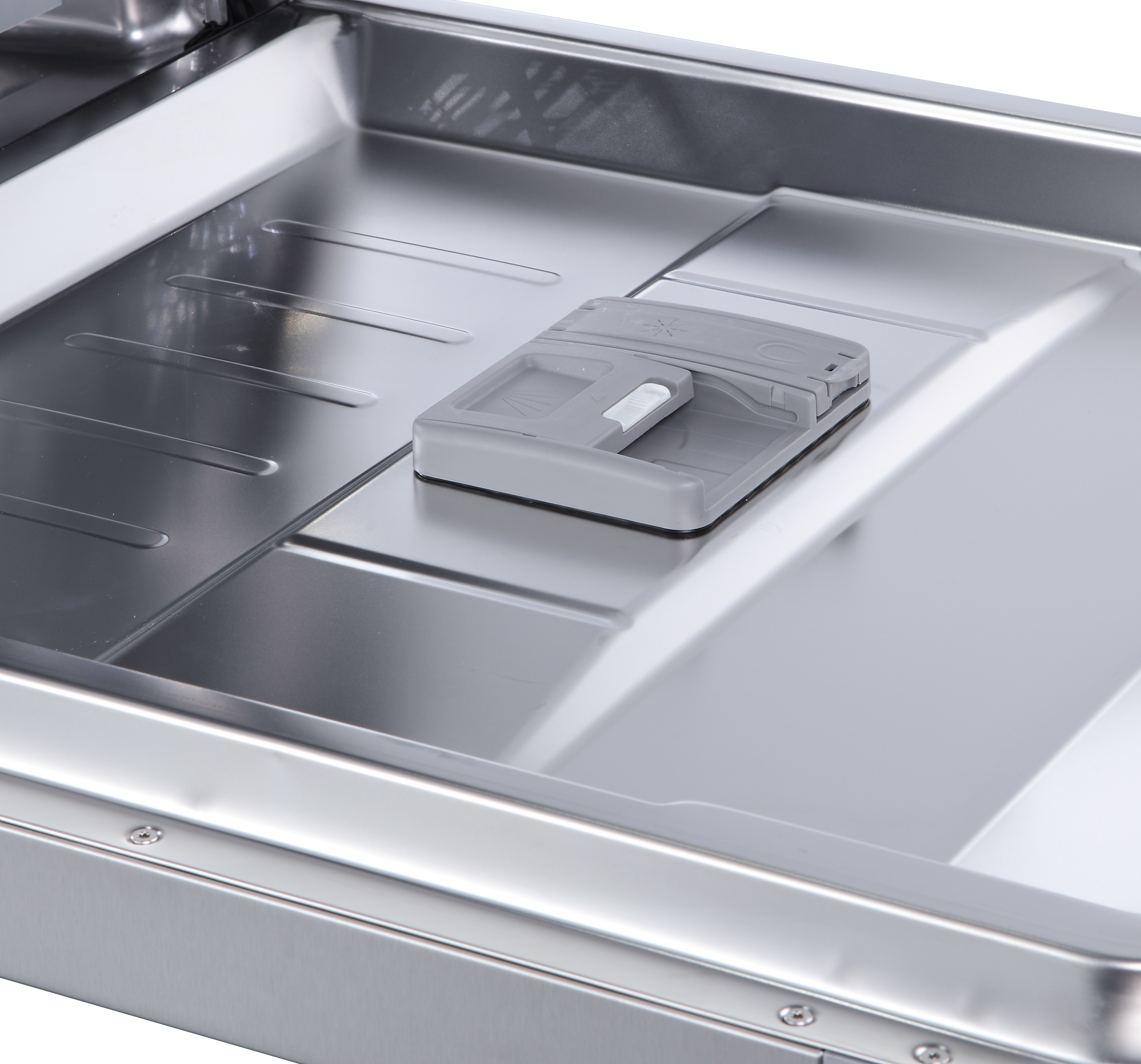 Wewnątrz zmywarki, szary dozownik detergentu znajduje się na powierzchni ze stali nierdzewnej. Wnętrze jest metaliczne.