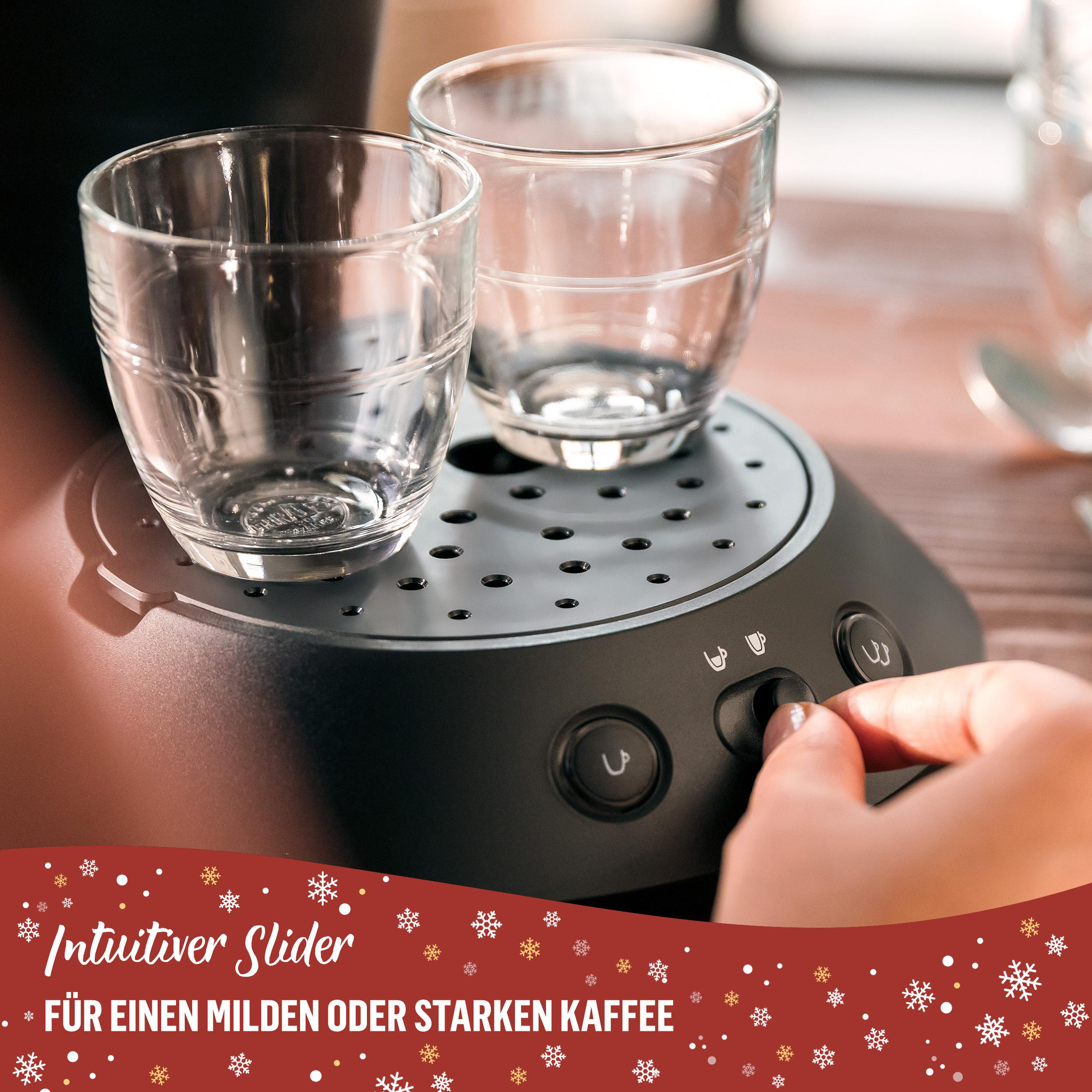 Zwei leere Gläser stehen auf einer Kaffeemaschine. Eine Hand stellt einen Drehregler ein. Roter Hintergrund mit Text.