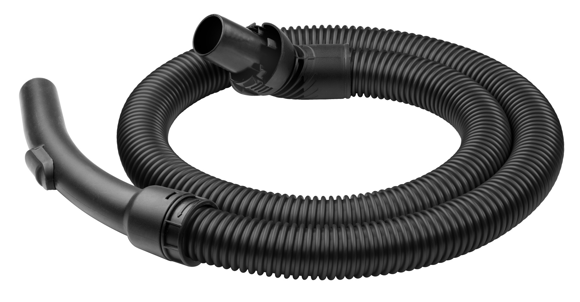 Czarny wąż do odkurzacza z zakrzywionym uchwytem i dyszą. Jest zwinięty w pętlę na białym tle.