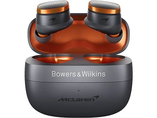 Auriculares en un estuche de carga. Combinación de colores gris y naranja. Marcas 'Bowers & Wilkins' y 'McLaren' visibles.