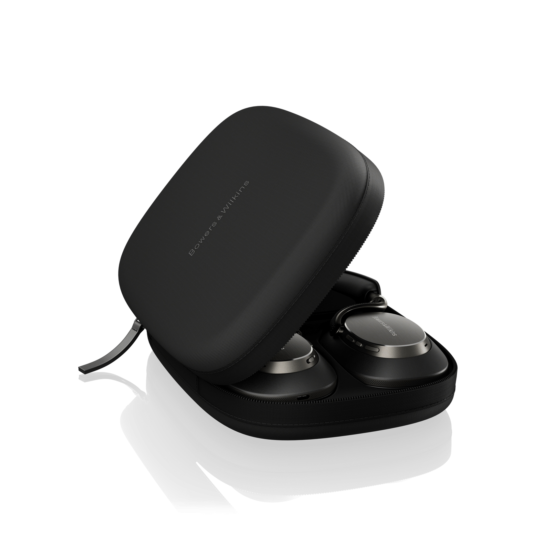 Auriculares negros en un estuche abierto. El estuche y los auriculares son negros con detalles plateados. Fondo blanco.