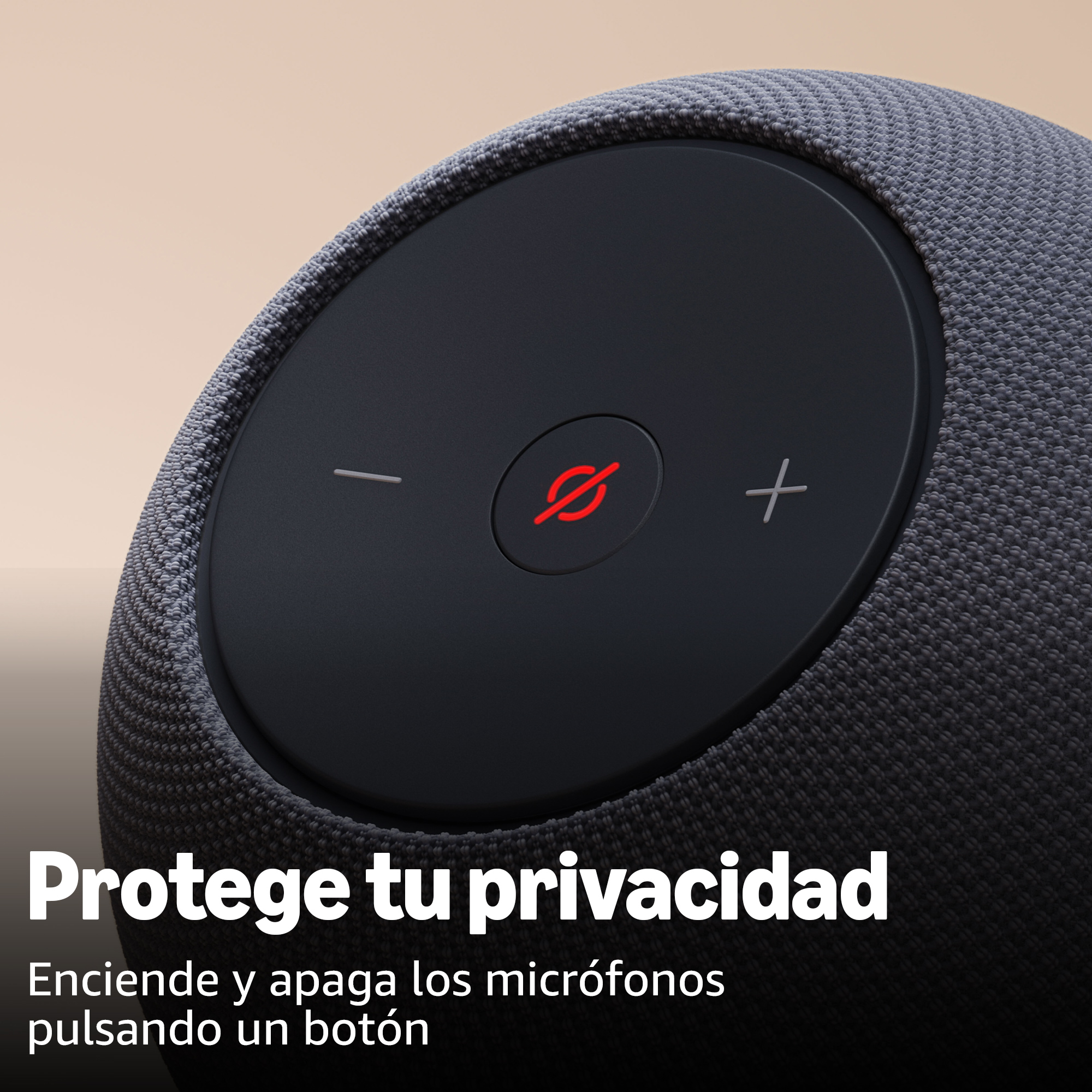 Primer plano de un altavoz negro con un botón de silencio resaltado en rojo. El altavoz está sobre un fondo beige.