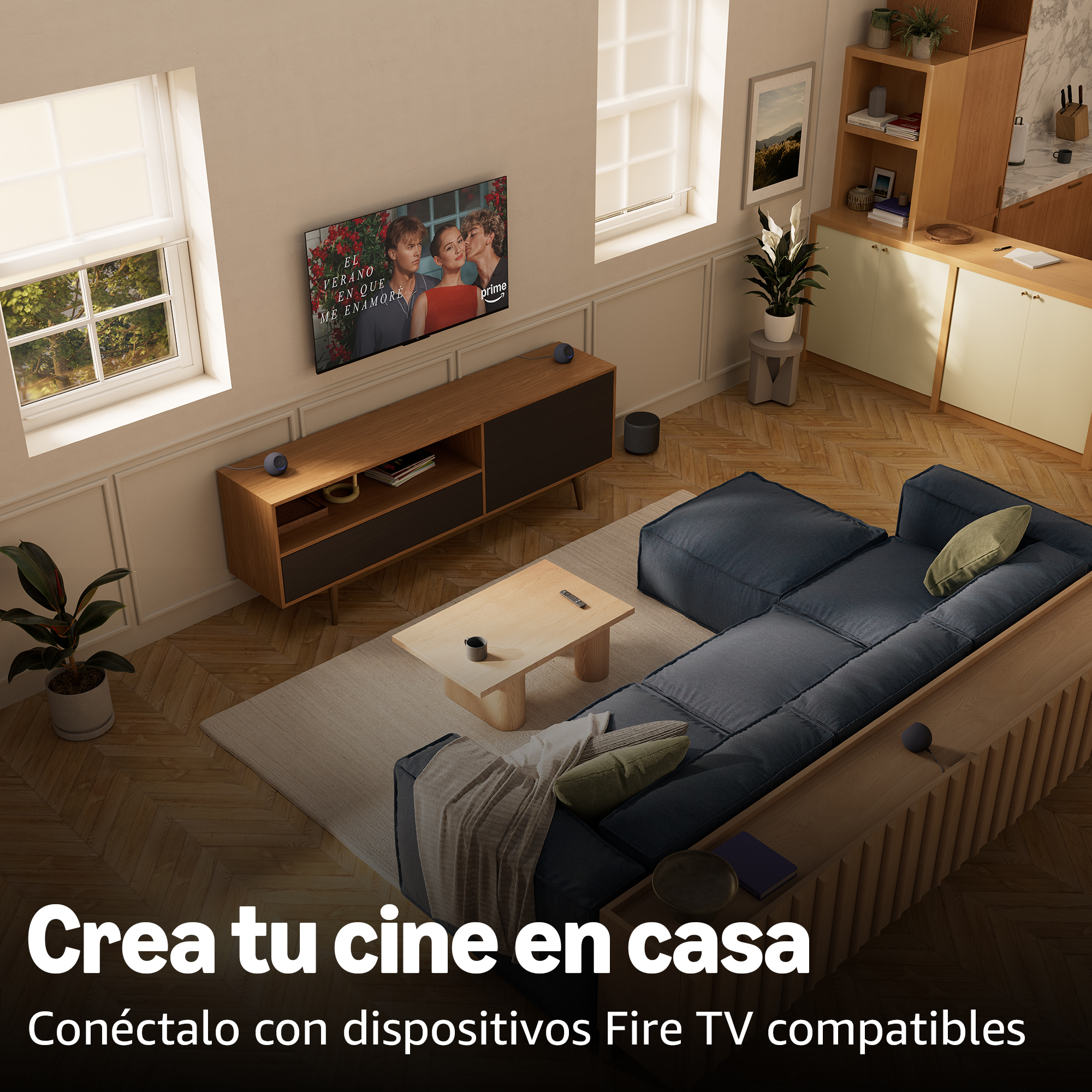 Salón con televisor mostrando una película. Hay un sofá azul, muebles de madera y una alfombra. El texto dice 'Crea tu cine en casa'.