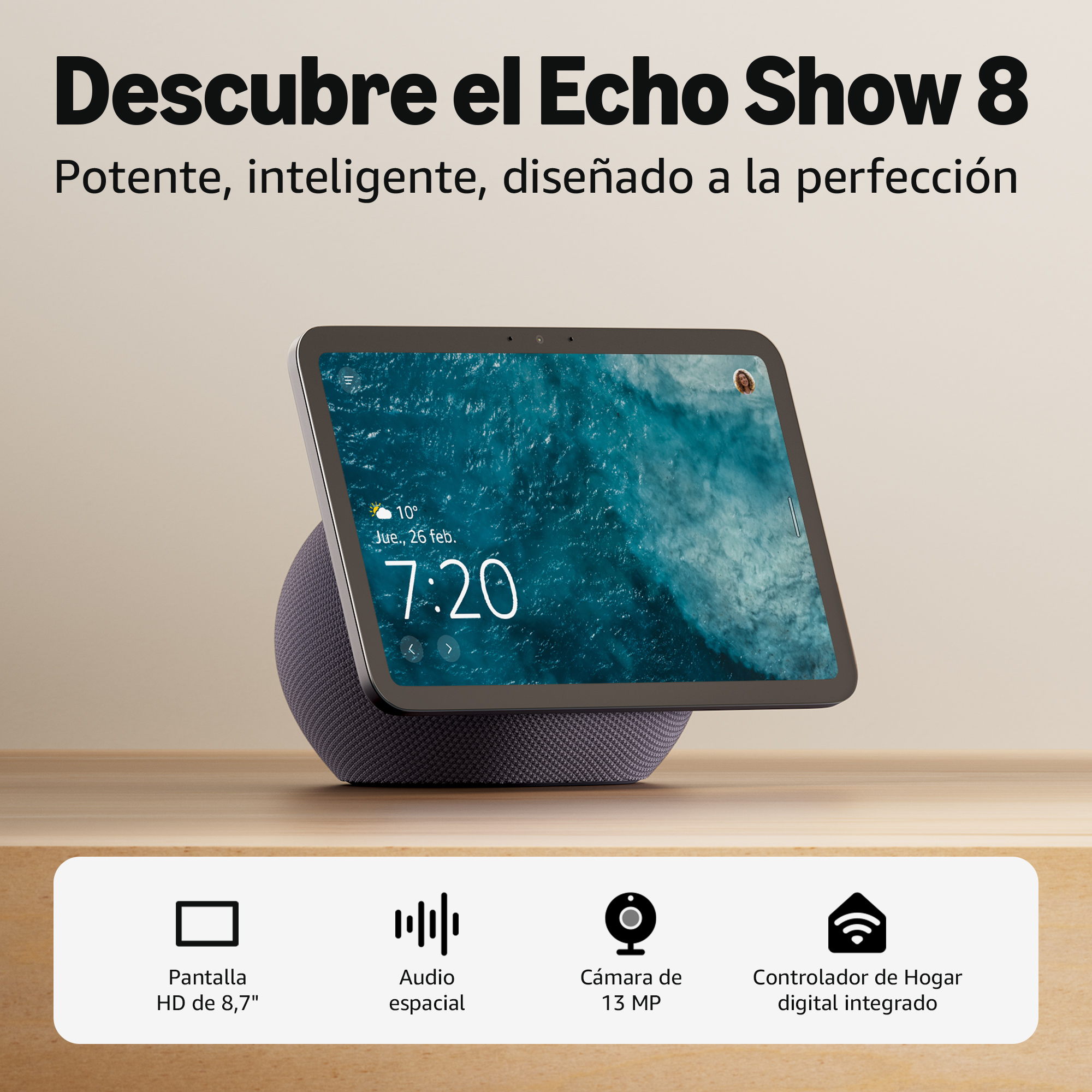 Una pantalla inteligente Echo Show 8 con pantalla que muestra hora y clima, sobre una superficie de madera.