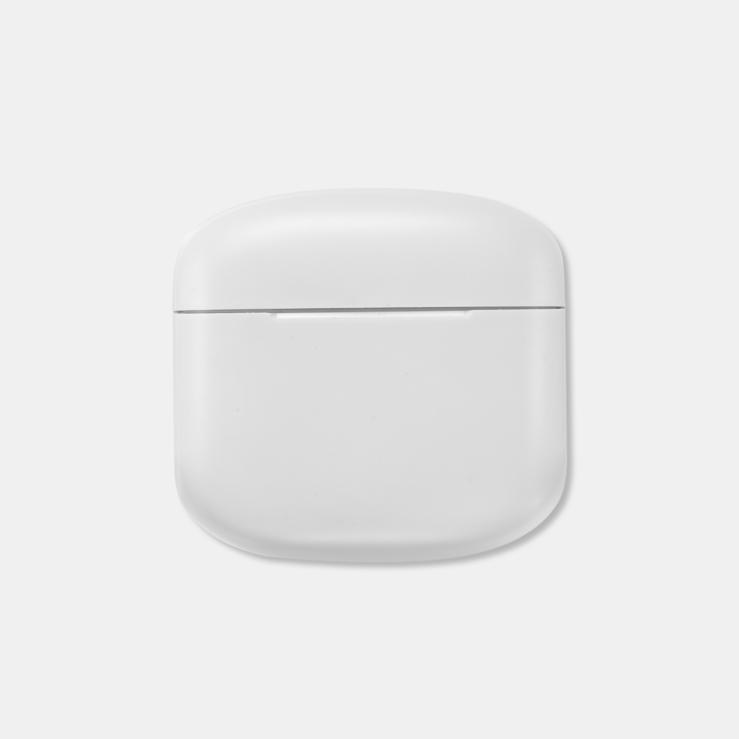 Un astuccio bianco chiuso per auricolari è centrato su uno sfondo bianco. L'astuccio ha una forma rettangolare arrotondata con una cucitura sottile.