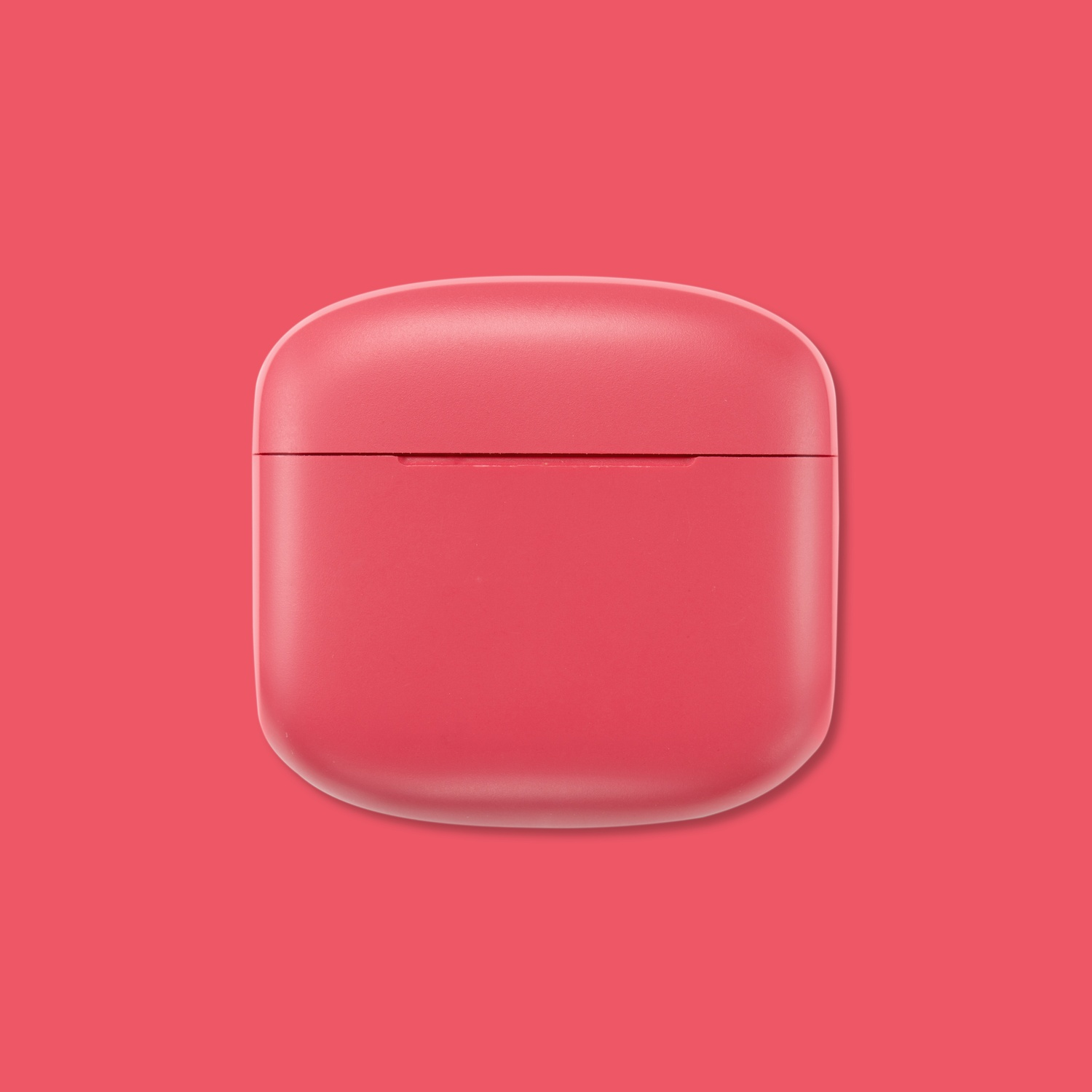 Una custodia per auricolari chiusa, rosa-rossa su uno sfondo abbinato. La custodia ha la parte superiore arrotondata ed è rettangolare con angoli arrotondati.