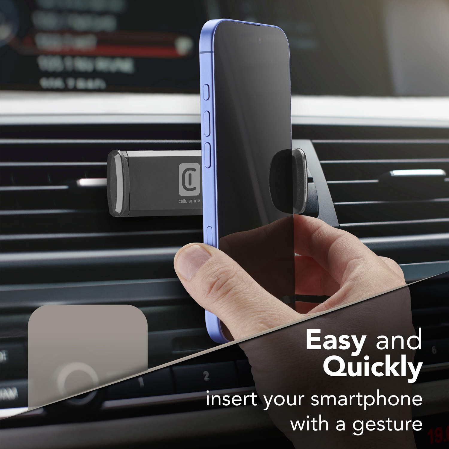 Una mano inserisce un telefono in un supporto per bocchetta dell'auto. Il telefono è blu, il supporto nero. Testo: Inserisci il tuo smartphone facile e veloce.
