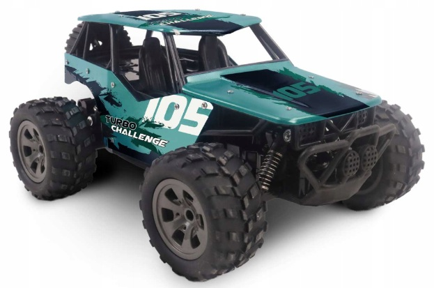 Niebiesko-zielony i czarny samochód zdalnie sterowany z dużymi oponami. Ma numer 105 i napis "Turbo Challenge".
