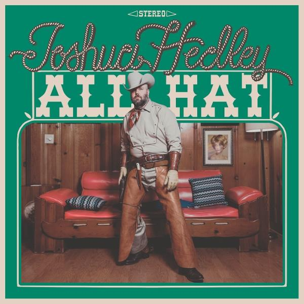 Albumcover: Mann in Cowboy-Outfit steht vor roter Couch. Der Titel lautet 'Joshua Hedley All Hat'.