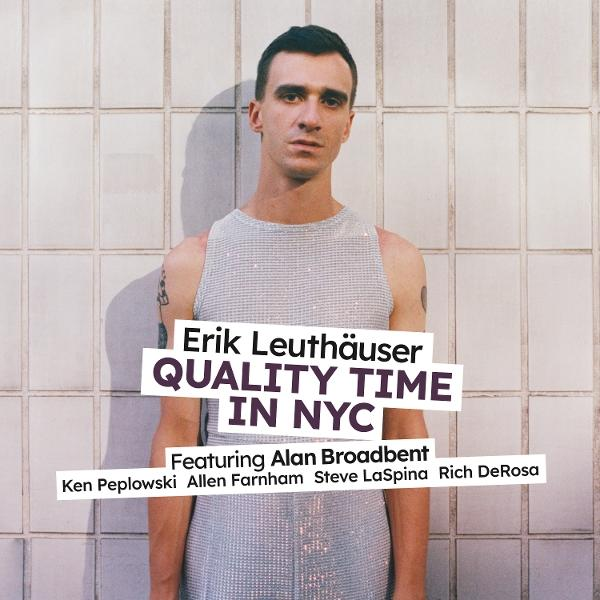 Ein Mann in einem silbernen Kleid steht vor einer Fliesenwand. Text überlagert: 'Erik Leuthäuser Quality Time in NYC' und Namen.
