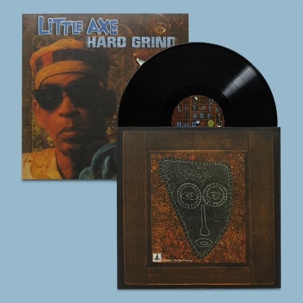 Albumcover: Little Axe, Hard Grind. Ein Mann mit Sonnenbrille und Hut. Eine schwarze Schallplatte ist teilweise in einer Holzkiste zu sehen.