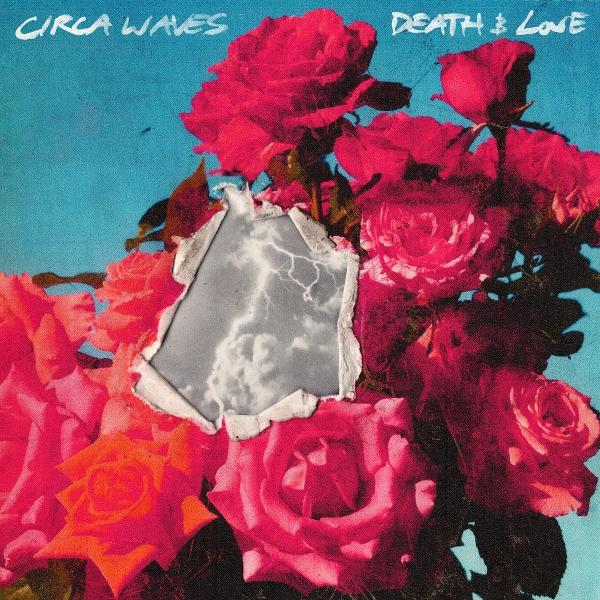 Albumcover: Rosen mit zerrissenem Papier, das einen stürmischen Himmel freilegt. Text: Circa Waves, Death & Love. Farbpalette: Rot, Blau und Weiß.