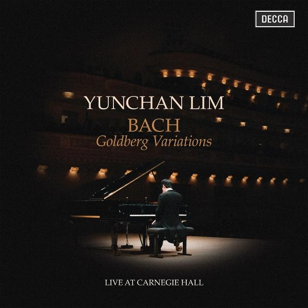 Ein Pianist tritt in der Carnegie Hall auf. Das Albumcover zeigt den Text 'Yunchan Lim Bach Goldberg Variations'.