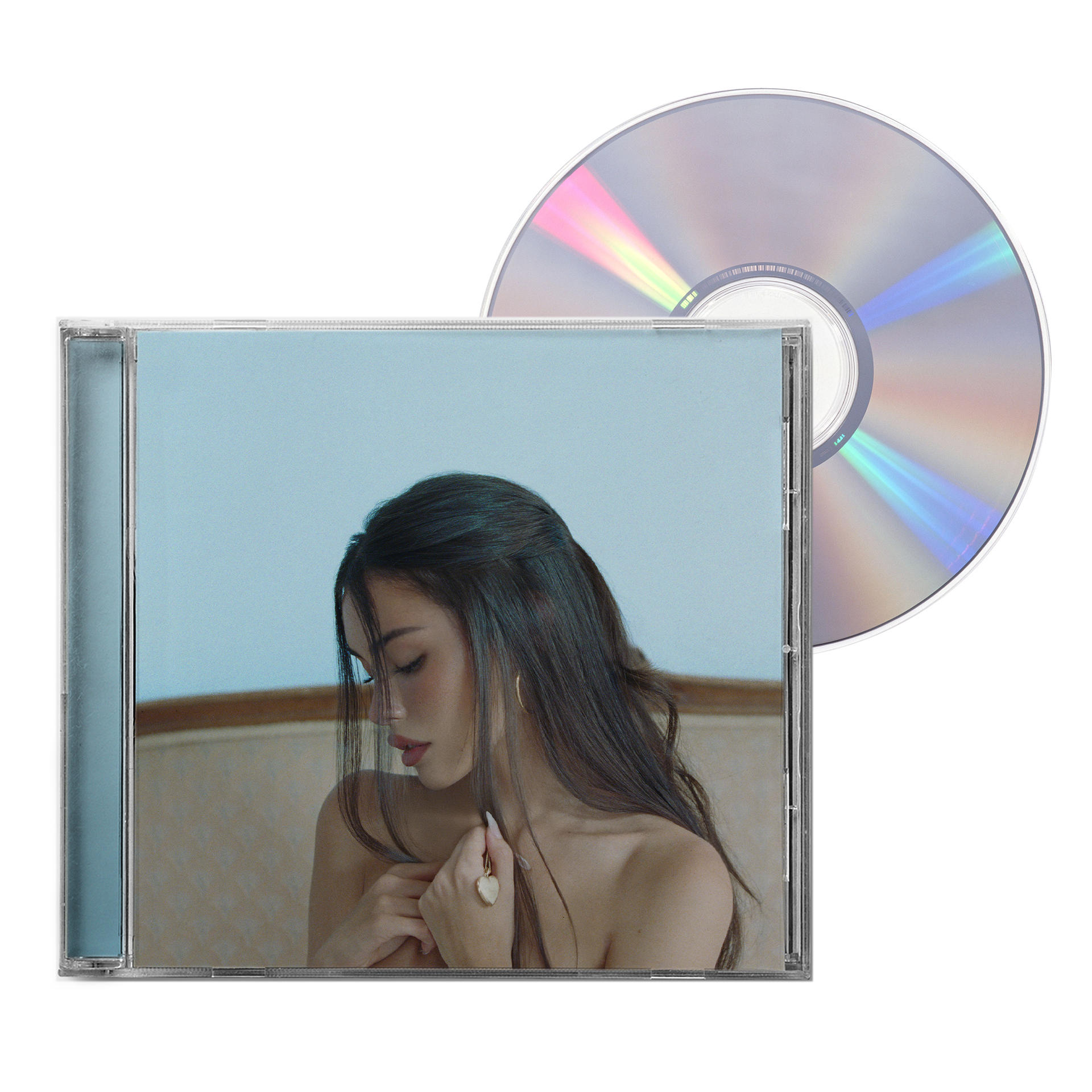 CD-Hülle mit einem Bild einer Frau und daneben eine CD. Die Frau schaut nach unten. Weißer Hintergrund.