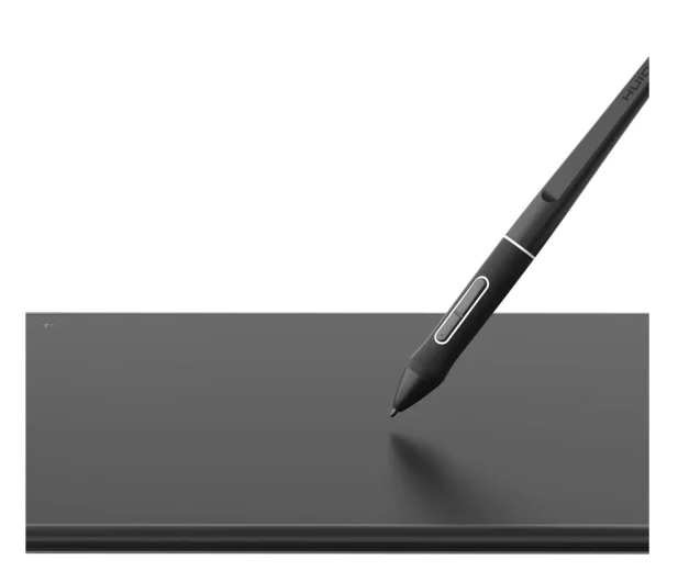 Czarny długopis zawieszony nad szarą tabletem do rysowania. Długopis ma przyciski i srebrny pierścień. Białe tło.
