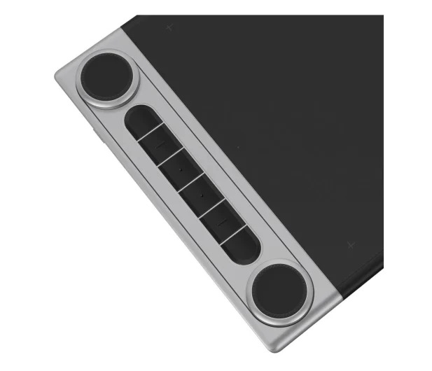 Zbliżenie czarnego i srebrnego tabletu do rysowania. Ma przyciski i pokrętła wzdłuż boku, z dużą czarną powierzchnią do rysowania.