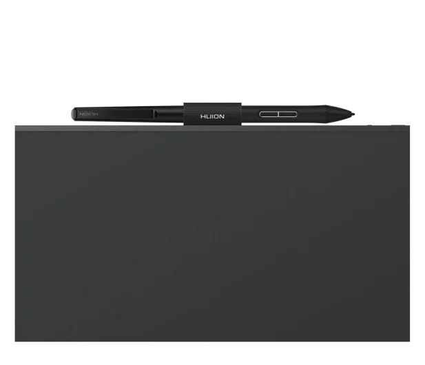 Czarny pisak Huion na ciemnoszarej tablecie. Pisak leży na tablecie. Białe tło.