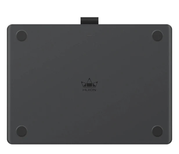 Widoczny jest spód szarego tabletu graficznego Huion. Posiada cztery gumowe nóżki, klips i logo.